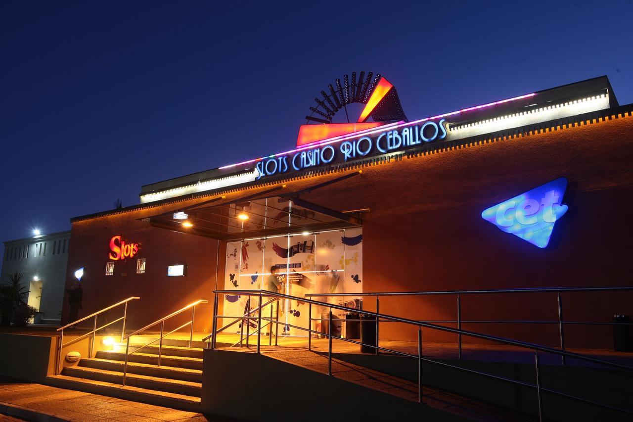 Howard Johnson Rio Ceballos Hotel Y Casino Exterior photo